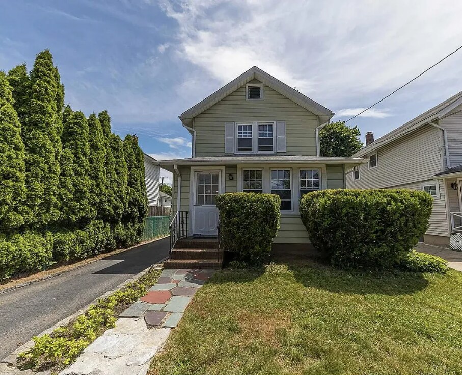 Primary Photo - 148 Bayview Ave