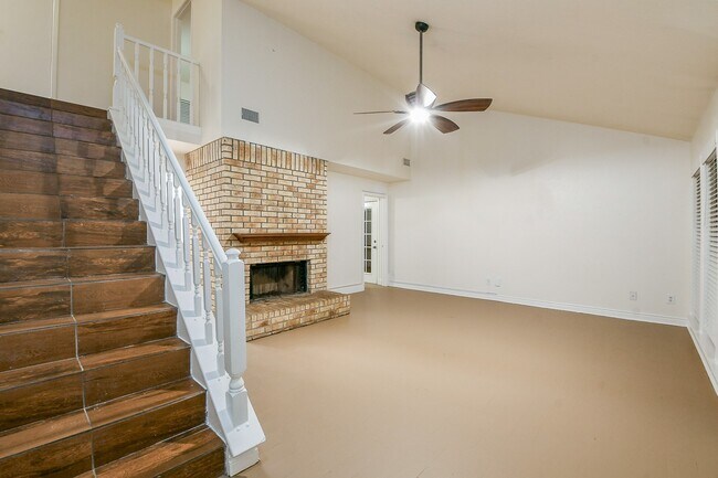 Building Photo - 26 Yewleaf Rd