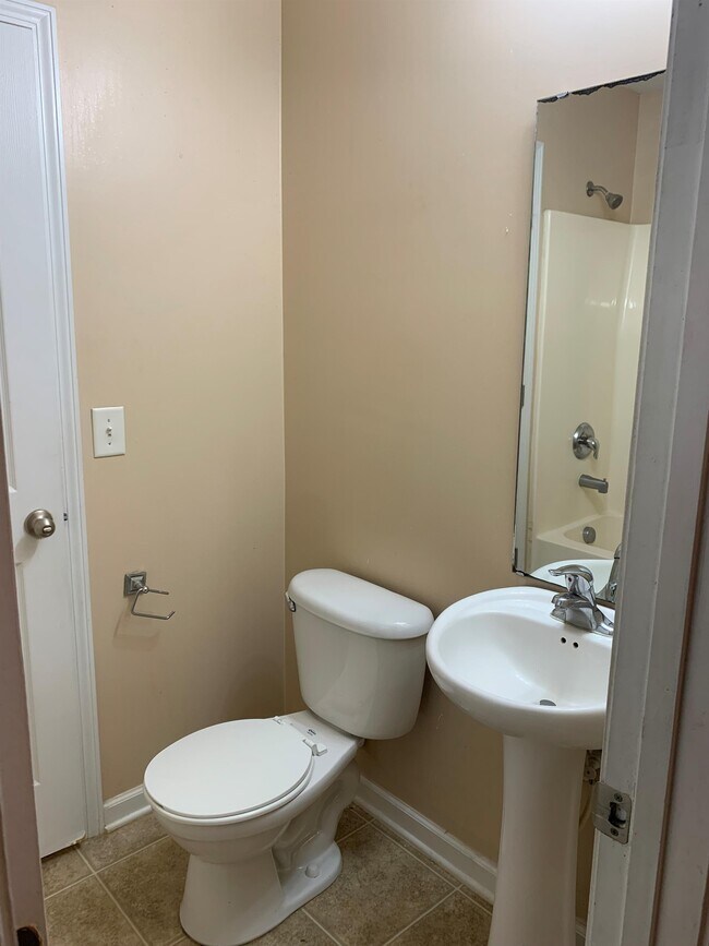 Building Photo - 628 Candytuft Ln
