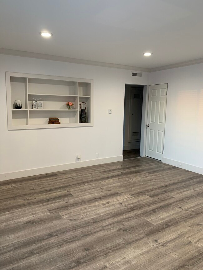 Building Photo - 1645 Amberwood Dr