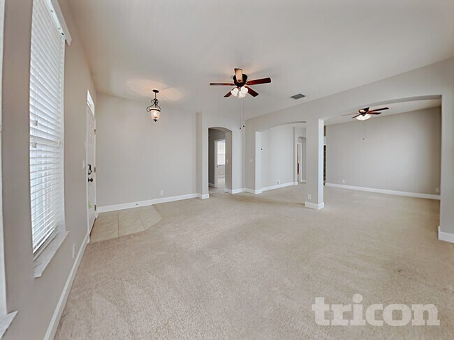 Foto del edificio - 614 Ravenshill Way
