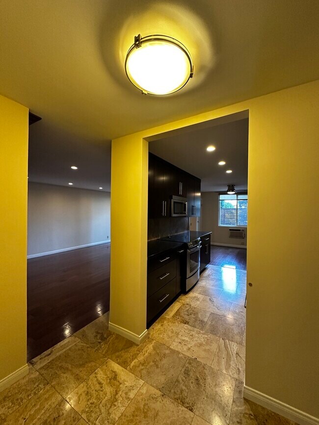 Entrada de la unidad - 11951 Mayfield Ave