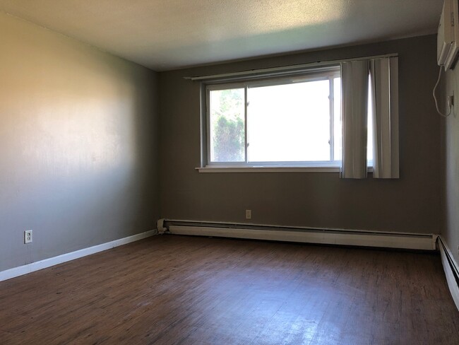 Living Room - 3021 Longfellow Ave