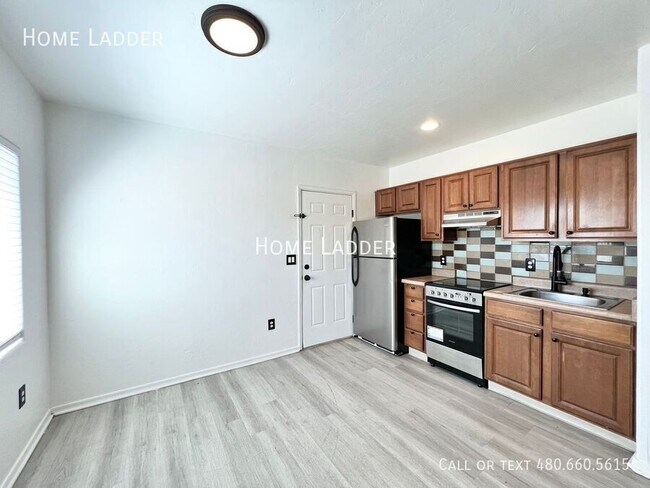 Building Photo - 2115 N Oracle Rd
