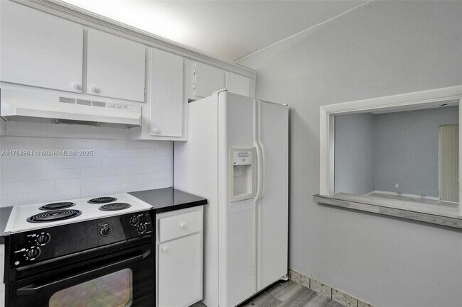 Building Photo - 660 Tennis Club Dr