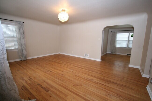 Building Photo - Charming 3 Bedroom Ranch Style Home in Dis...