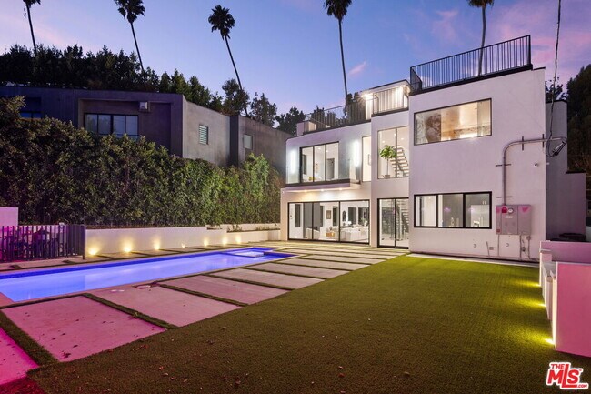 Foto del edificio - 12700 Montana Ave