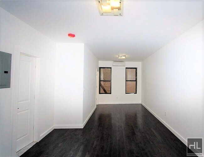 Foto del edificio - 894 Rogers Ave