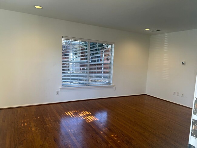 Building Photo - 6321-6323 Ravendale Lane