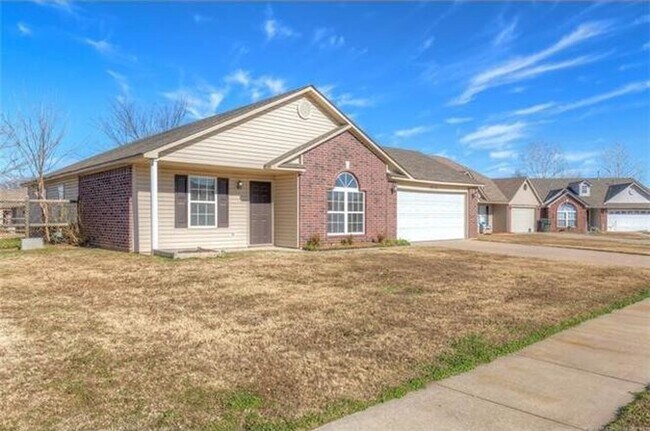 Foto del edificio - Beautiful and Spacious 3 bedroom/2 bath Home!