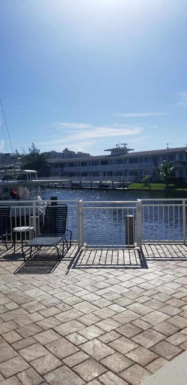 Foto del edificio - 3220 Bayview Dr