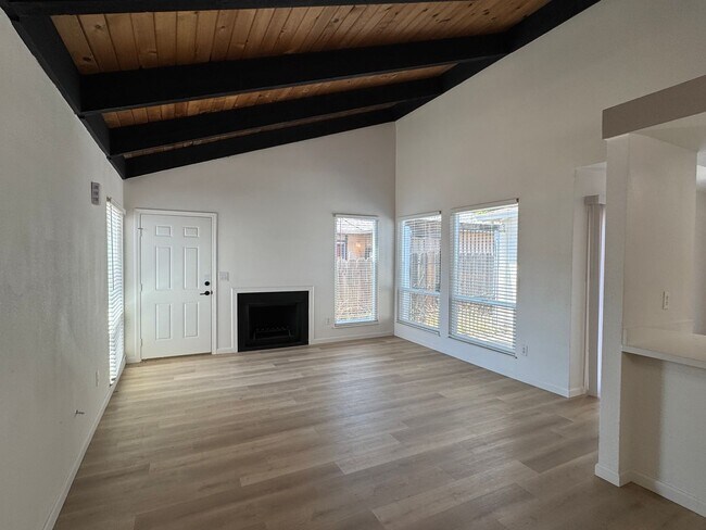 Foto del edificio - Completely Remodeled Three Bed, Two Bath D...