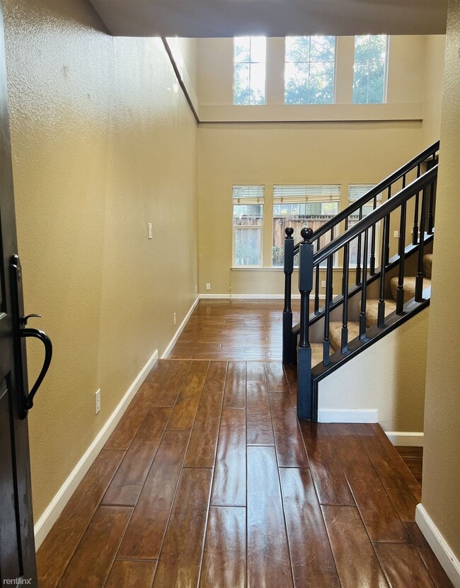 Building Photo - 3 br, 2.5 bath Townhome - 209 Plumpointe Lane