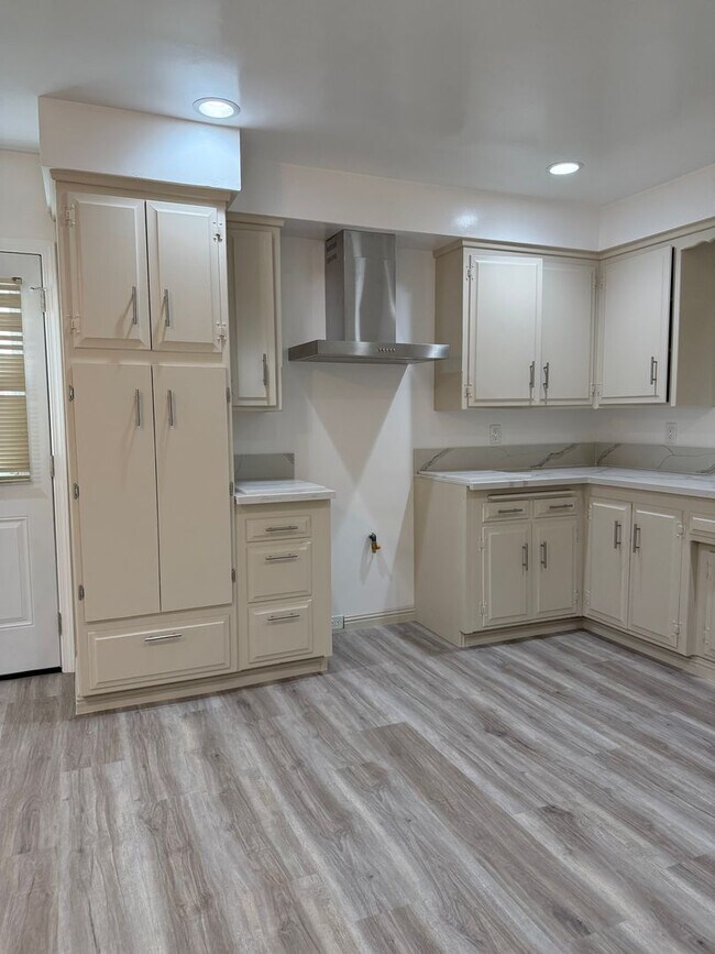 Foto del edificio - This Beautiful Home is Available NOW for L...