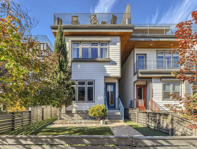 Photo - 606B Hume St House