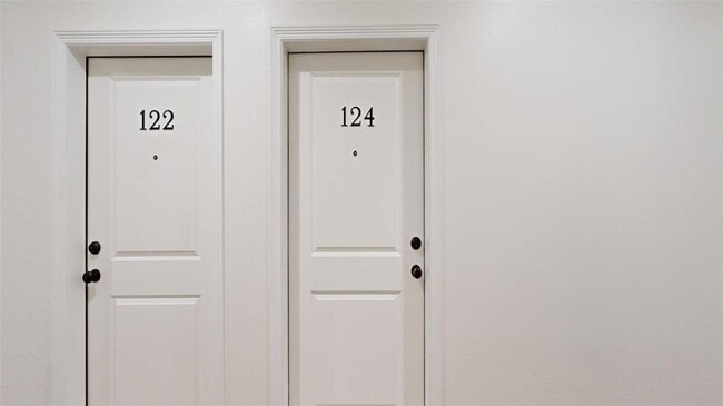 Building Photo - 206 N Main St