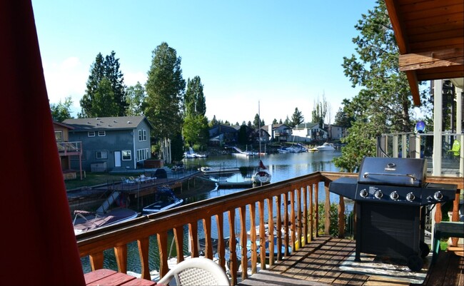 Building Photo - 3BR + loft and 2Ba! w/private boat dock, a...