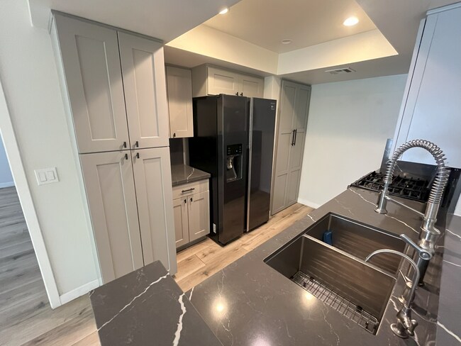 Foto del edificio - 4249 Longridge Ave