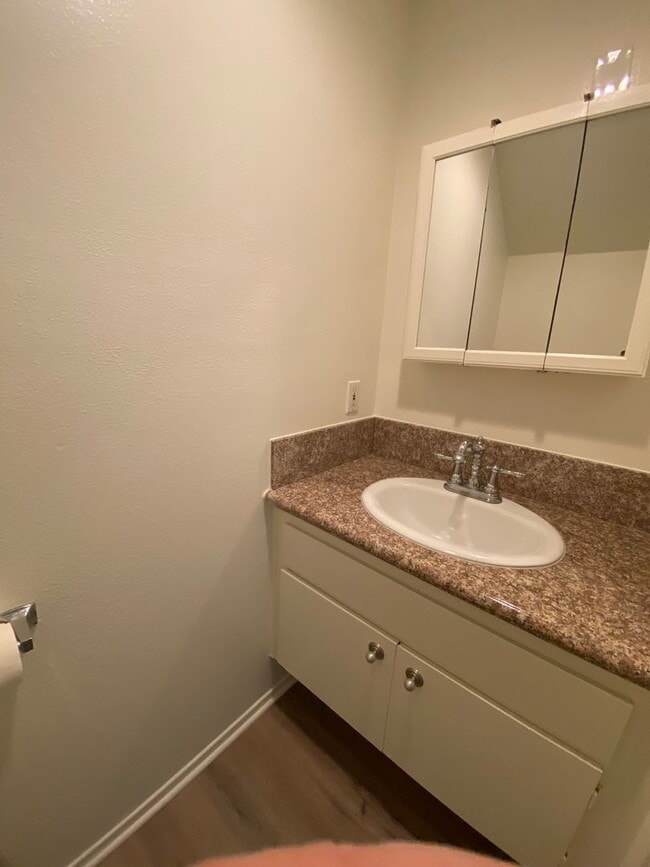 Building Photo - 2 story 2 bed, 1 1/2 bath Monticello Condo