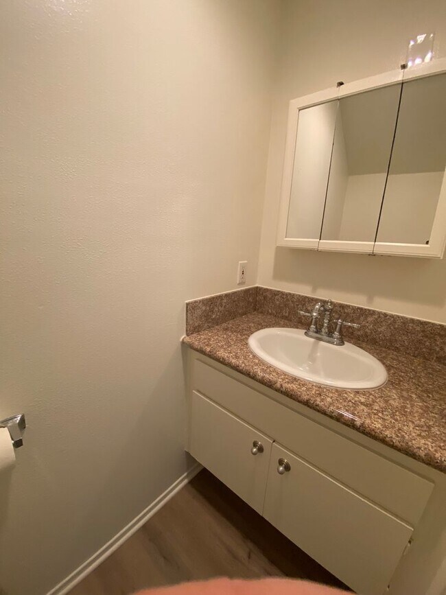 Foto del edificio - 2 story 2 bed, 1 1/2 bath Monticello Condo