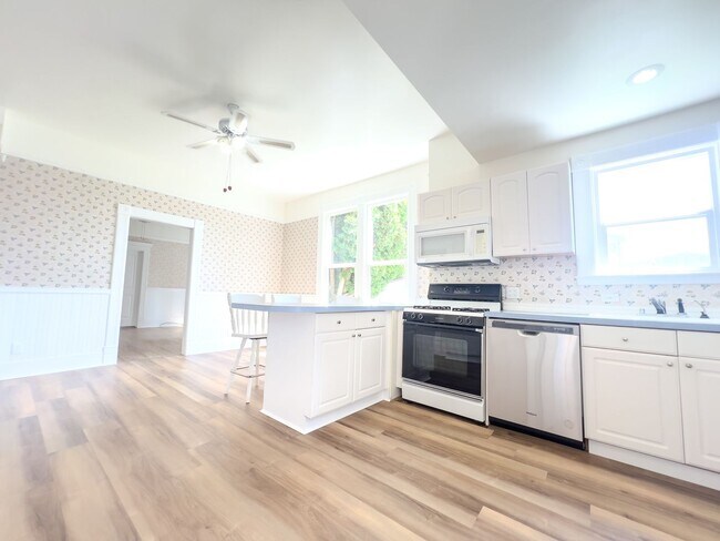 Building Photo - Spacious 2 bed with garage