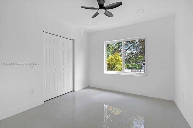 Foto del edificio - 667 NW 14th St