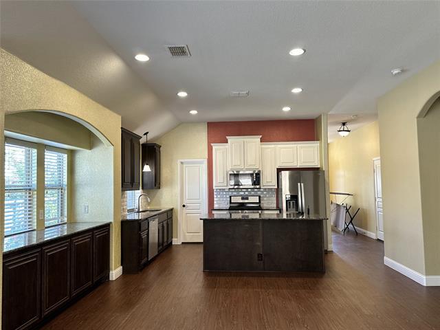 Building Photo - 900 Greenhurst Cir