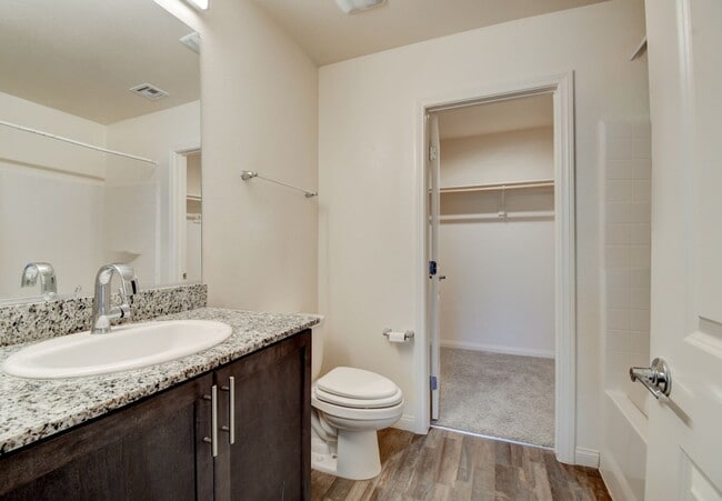 Building Photo - Great Townhouse in a gated community