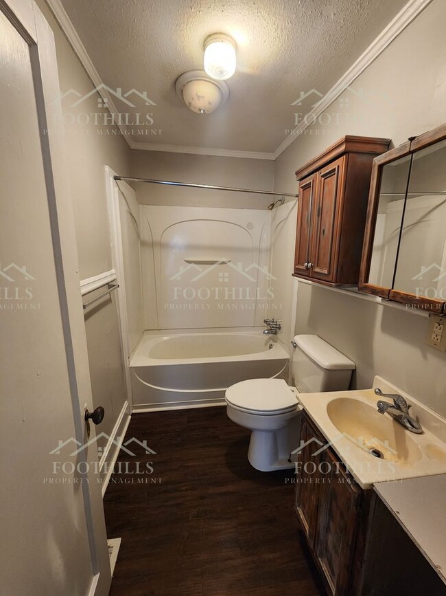 Foto del edificio - Cozy 1 Bed Duplex with Original Hardwood F...