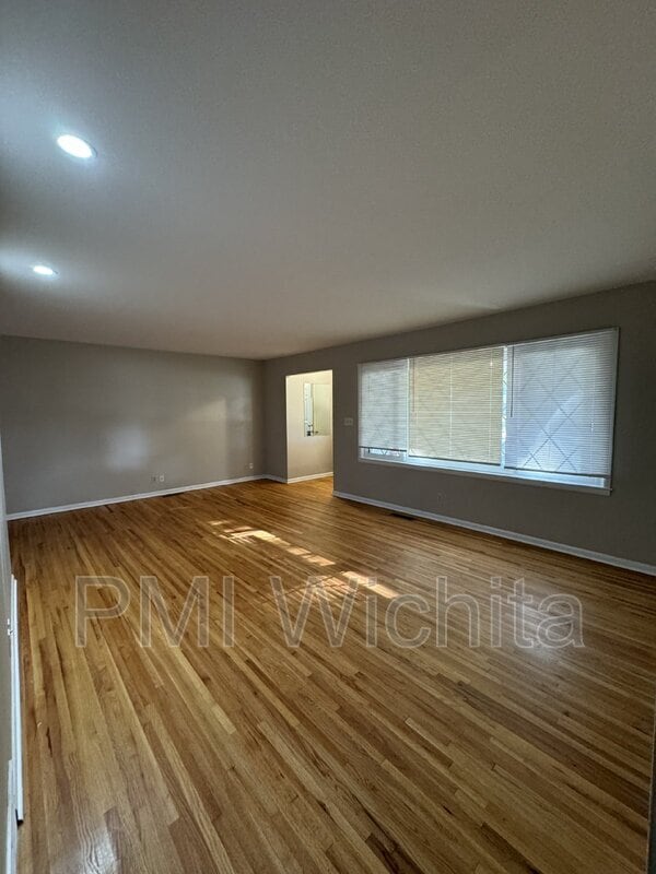 Building Photo - 937 S Broadmoor St