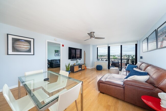 Building Photo - 700 Grove St