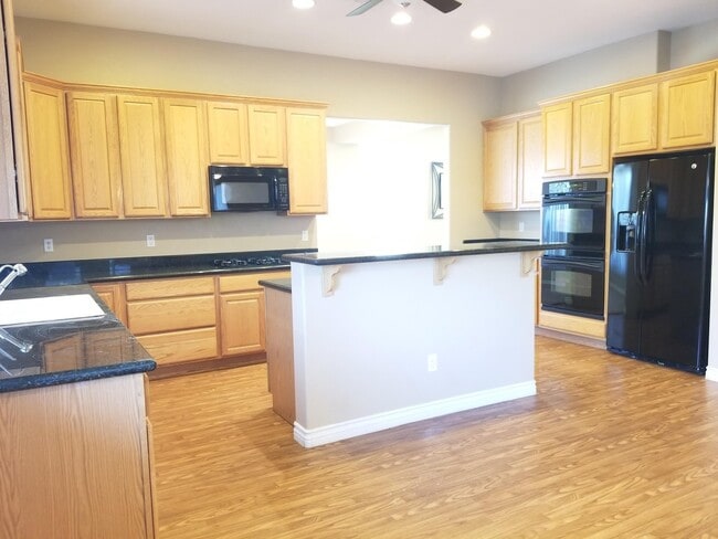 Building Photo - BEAUTIFUL 6 BED/3 BATH HOME NEAR LONE MOUN...