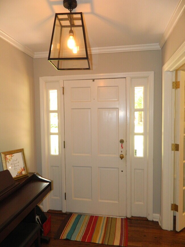 Foto del edificio - 744 McClure Dr