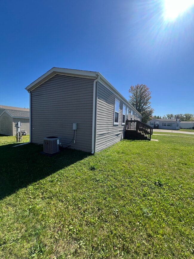 Building Photo - 133 Grand River Dr