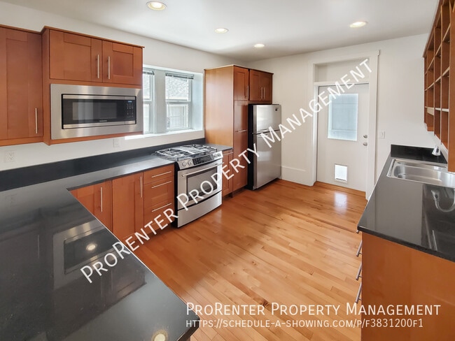Building Photo - Spacious 2 Bed, 1 Bath Avenues Apartment