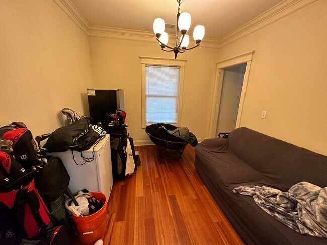 Building Photo - Three Bedroom Near Downtown