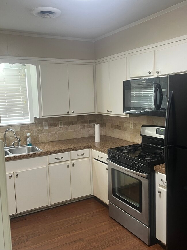Building Photo - 2100 Vail Dr