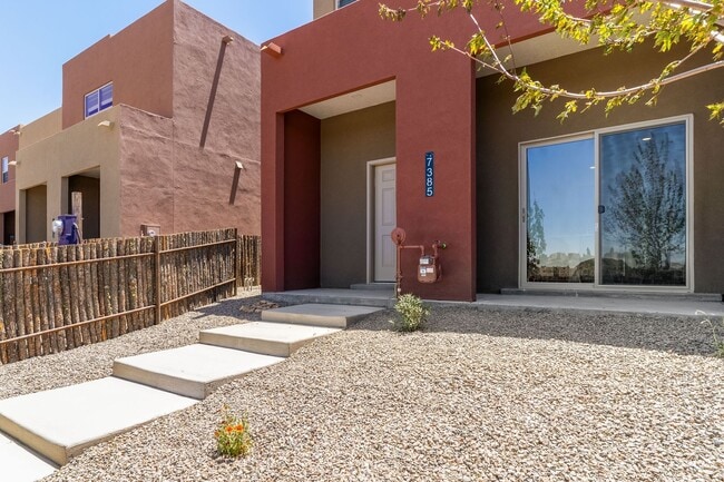 Building Photo - 3 Bedroom Santa Fe Townhouse