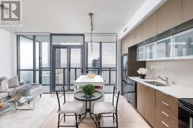 Building Photo - 110 Charles St E