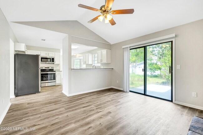 Foto del edificio - 8283 Country Creek Blvd