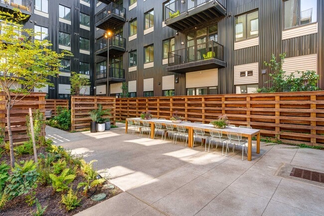 Building Photo - Horizon West