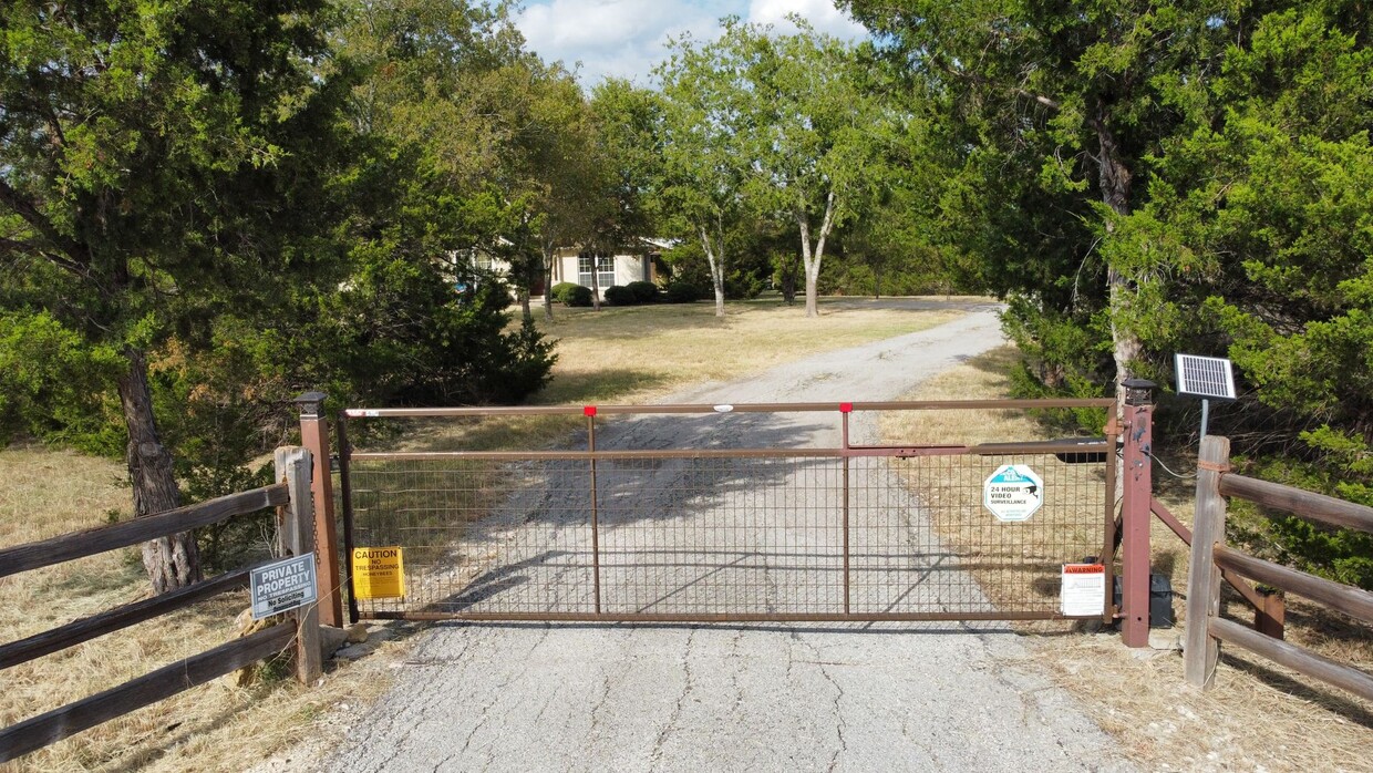 Primary Photo - Large 4/2 Ranch-Style Home in Manor TX