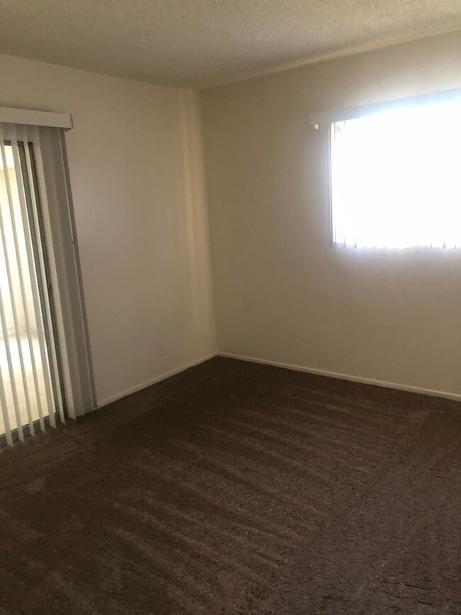 Building Photo - Cute 2 Bedroom + Storage room  in Ontario-...