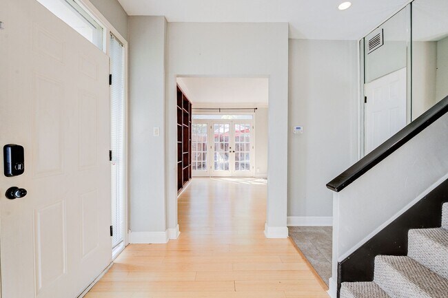 Foto del edificio - Modern Townhome  3 Bedrooms/2.5 Bathrooms