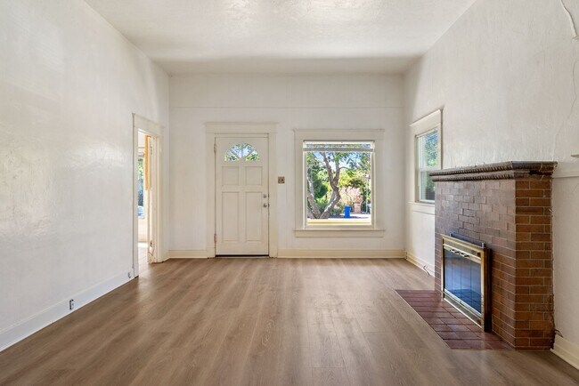 Foto del edificio - 5 Bedroom 2 Bathroom House - AVAILABLE JULY 2026 - MAY 2027