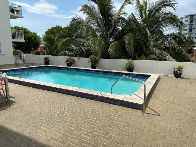 Foto del edificio - 3755 NE 167th St