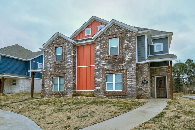 Photo - Beautiful 3 bed / 2.5 bath duplex with two car garage - Minutes from U of A! House