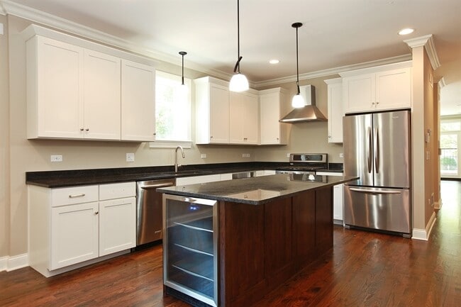Building Photo - 4048 N Kenmore Ave
