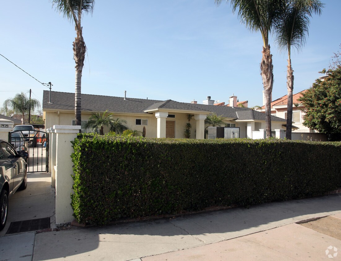 Foto del edificio - 715-725 N Del Valle Ave