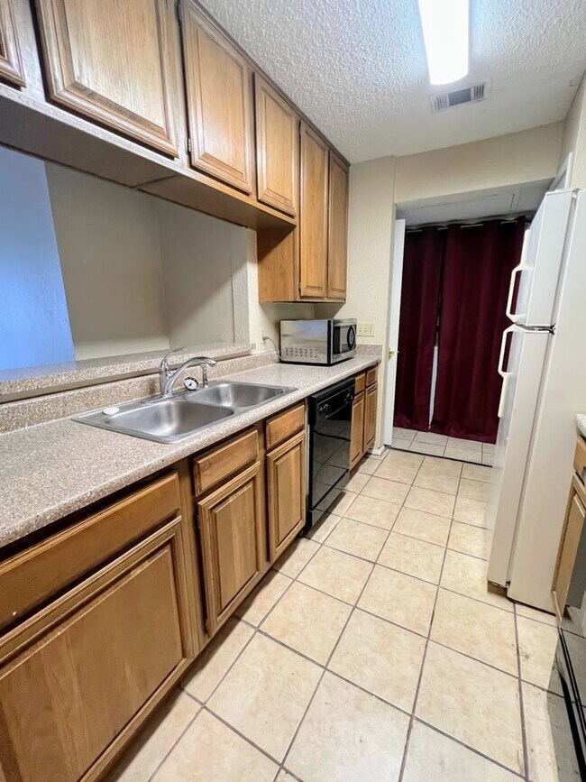 Foto del edificio - Croix 325 -  2 Bed 1 bath - $1450